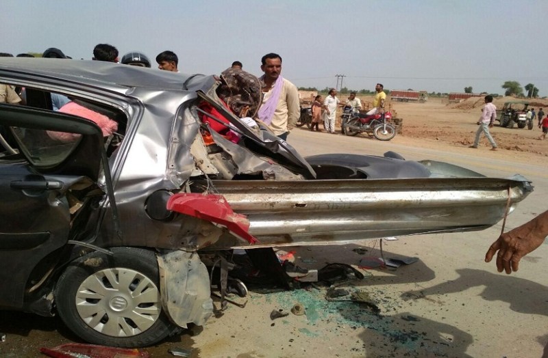 कार के आर-पार हुई रेलिंग, देखें फोटो...