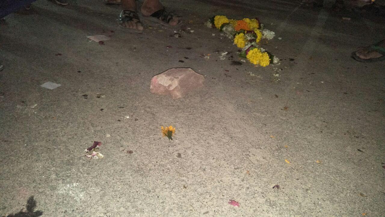 Crowds throw stones on Rajasthan Gaurav Yatra in Pipar city