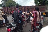 काफी देर तक बनी रही उहा पोह की स्थिति, 25 मिनट के बाद खुला फाटक