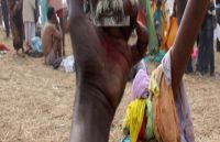 लेटकर दुनिया नापने निकले हैं यह बाबा, हुआ कुछ ऐसा कि दिल्‍ली पुलिस को रोकनी पड़ी उनकी यात्रा