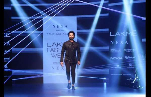 shahid kapoor and disha patani photos in lakme fashion week