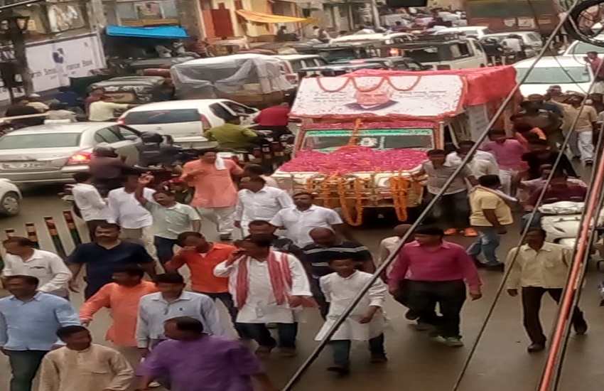 बनारस पहुंची अटल अस्थि कलश यात्रा, जगह-जगह हुई पुष्प वर्षा