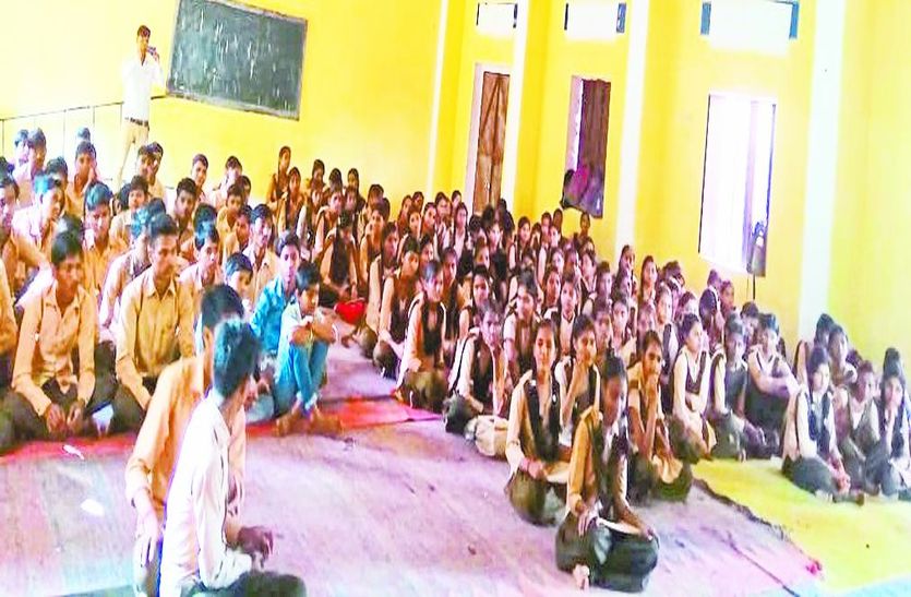 विद्यालय के छात्र-छात्राएं।