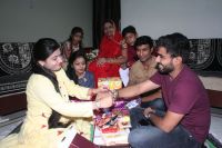 स्नेह की डोर को बांधी प्रेम की गांठ, रक्षा का  मांगा वचन