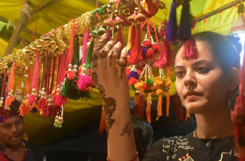 रायपुर जेल के बाहर बारिश में खड़ी हैं सैकड़ों बहनें, भाई की कलाई पर राखी सजाने हैं बेताब