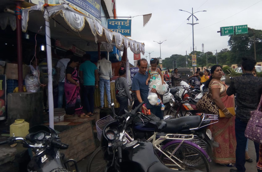 Video Gallery : मिठाई दुकानों में ऐसे दिखा राखी पर्व का उत्साह