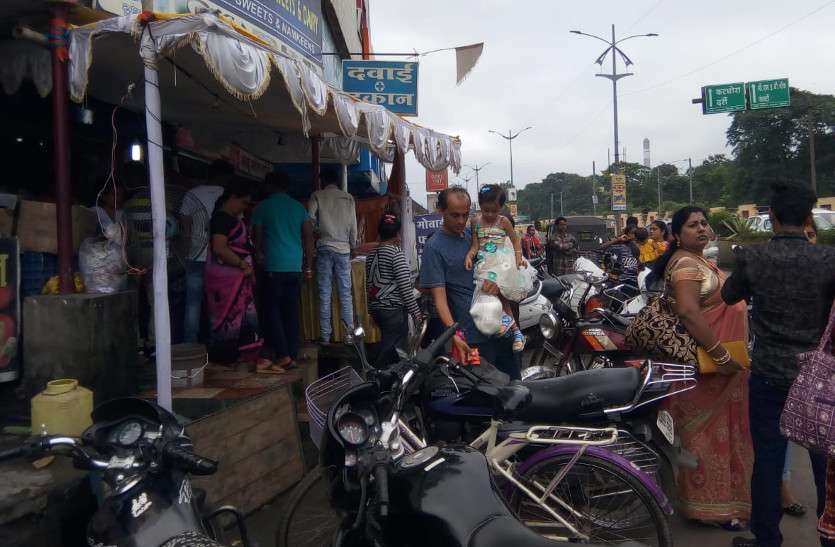 Video Gallery : मिठाई दुकानों में ऐसे दिखा राखी पर्व का उत्साह