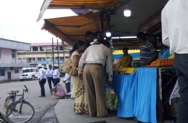 Photo Gallery: राखी पर्व पर सुबह मिठाई खरीद कर बहनों ने भाई का मुंह किया मीठा, दोपहर बाद बारिश ने लोगों को भिगाया