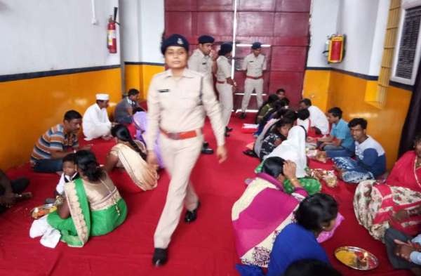 Photo Gallery: राखी पर्व पर सुबह मिठाई खरीद कर बहनों ने भाई का मुंह किया मीठा, दोपहर बाद बारिश ने लोगों को भिगाया