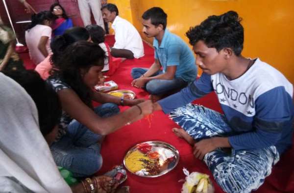 Photo Gallery: राखी पर्व पर सुबह मिठाई खरीद कर बहनों ने भाई का मुंह किया मीठा, दोपहर बाद बारिश ने लोगों को भिगाया