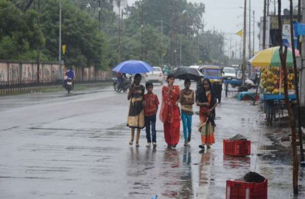 Photo Gallery: राखी पर्व पर सुबह मिठाई खरीद कर बहनों ने भाई का मुंह किया मीठा, दोपहर बाद बारिश ने लोगों को भिगाया