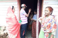 डेंगू से बचने पार्षद बांट रहा मच्छर अगरबत्ती, लोगों को कर रहा जागरूक