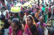 ढोल मंजीरा के साथ महिलाएं पहुंची तालाब, किया भोजली विसर्जन