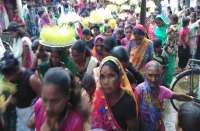 ढोल मंजीरा के साथ महिलाएं पहुंची तालाब, किया भोजली विसर्जन