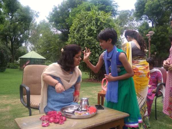 अजमेर. जिला कलक्टर आरती डोगरा ने अपने निवास पर बालिका गृह एवं शिशु गृह के बच्चों के साथ रक्षा बंधन का पर्व मनाया। जिला कलक्टर का स्नेह पाकर सभी बच्चे गदगद हो गए। डोगरा ने बच्चों के तिलक लगाया और राखी बांध कर सभी को मिठाई खिलाई वहीं बच्चों ने भी जिला कलक्टर के तिलक लगाया और उनके राखी बांधी। डोगरा ने इसके सभी बच्चों के साथ समूह फोटो भी खिंचवाया।