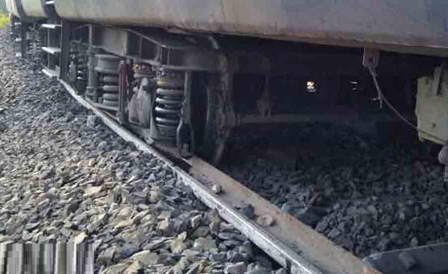 man jumps before train in Barmer