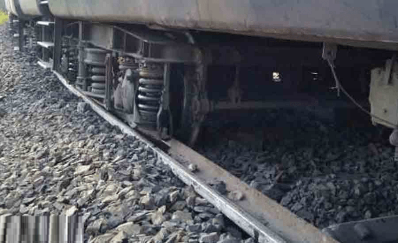 man jumps before train in Barmer