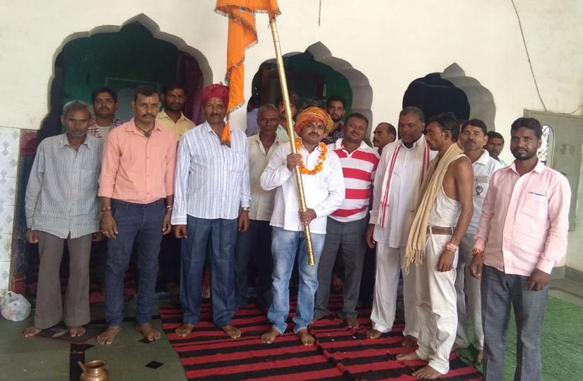 रवाना करते अतिथि।