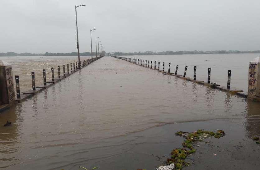 Video Gallery : महानदी का जलस्तर पार किया खतरे का निशान, प्रशासन ने किया अलर्ट