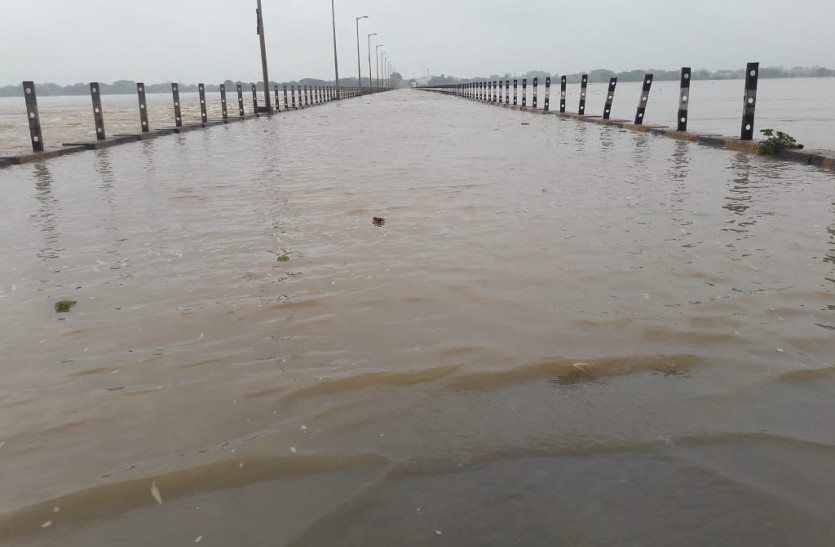 Video- महानदी पुल के डूबने से जांजगीर-बलौदाबाजार का संपर्क टूटा, प्रशासन ने किया हाई अलर्ट जारी