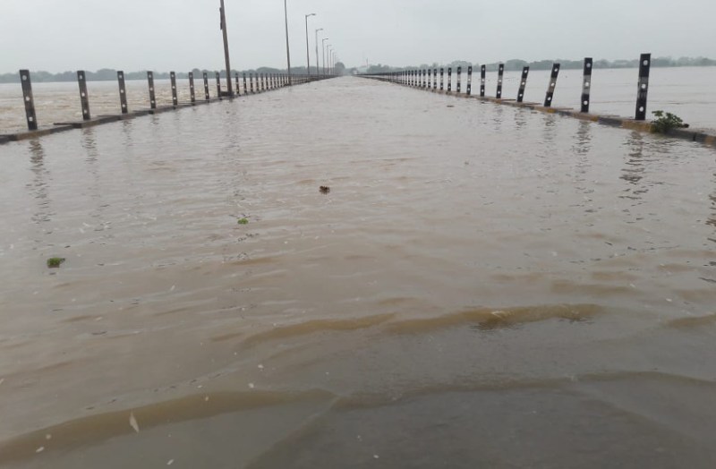 Video- महानदी पुल के डूबने से जांजगीर-बलौदाबाजार का संपर्क टूटा, प्रशासन ने किया हाई अलर्ट जारी