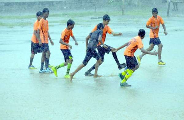 Photo Gallery : बारिश का मजा लेने मैदान में उतरे फुटबॉल खिलाड़ी