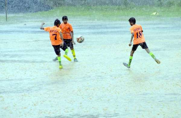 Photo Gallery : बारिश का मजा लेने मैदान में उतरे फुटबॉल खिलाड़ी