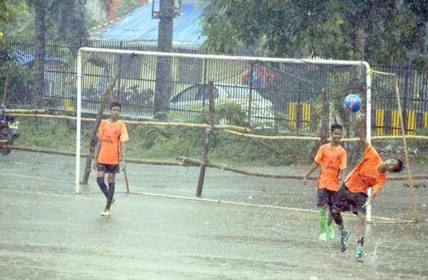 Photo Gallery : बारिश का मजा लेने मैदान में उतरे फुटबॉल खिलाड़ी