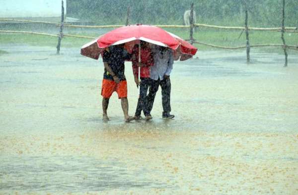 Photo Gallery : बारिश का मजा लेने मैदान में उतरे फुटबॉल खिलाड़ी
