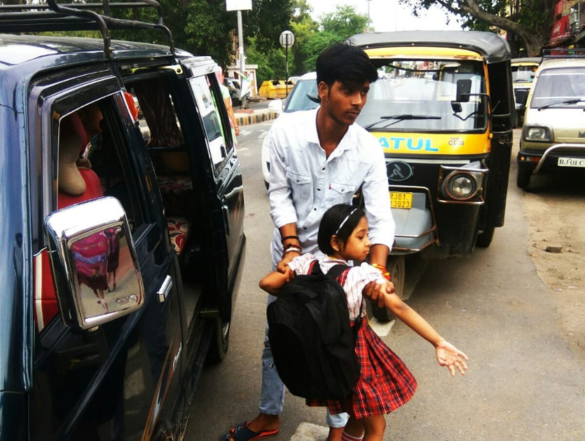traffic police took fine from school van drivers