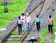 पच्चीस गांवों के बीच बढ़ी दूरियां,  ओवरब्रिज ना अंडरब्रिज, कैसे करें आवाजाही