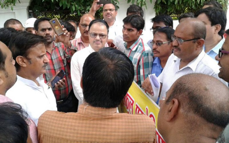 Private school manager oppose govt rules in Rewa, udyog mantri meeting