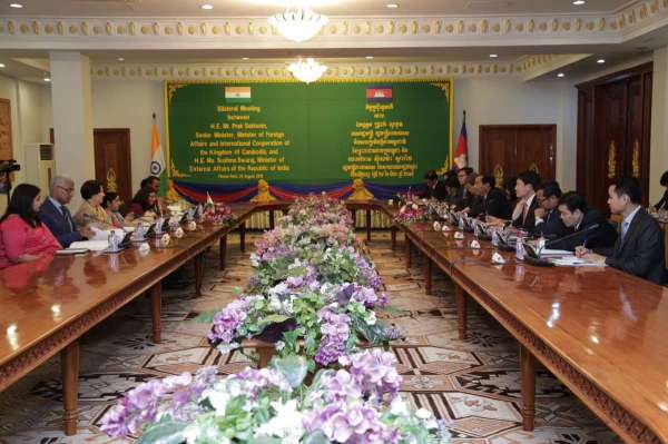 Sushma meets Cambodian Foreign Minister
