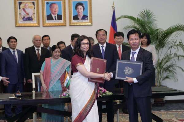 Sushma meets Cambodian Foreign Minister