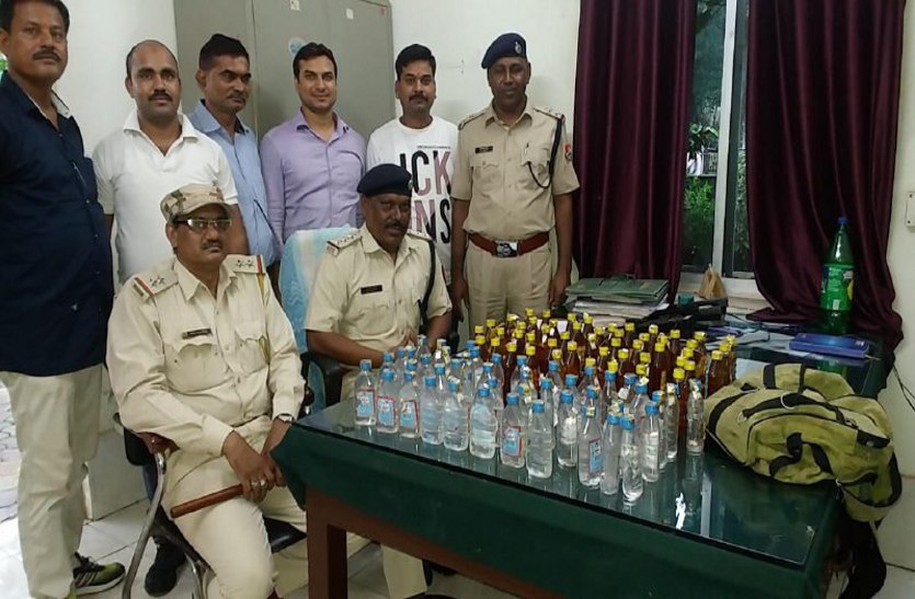 Liquor found in unclaimed bag in station