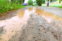 हर रोज हो रही दुर्घटनाएं, इसके बाद भी बेपरवाह पीडब्ल्यूडी व पीएमजीएसवाय के अधिकारी