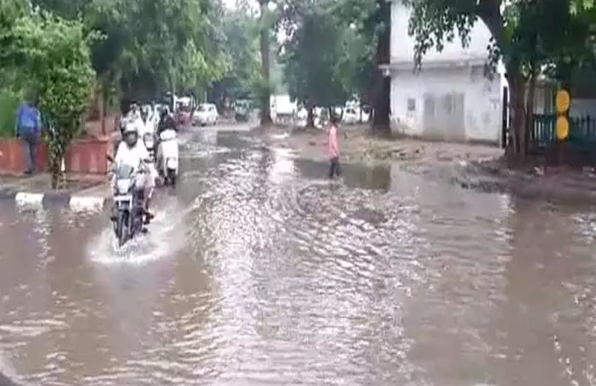 waterlogged in delhi