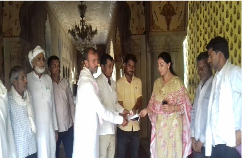 ज्ञापन सौपते करमोदा के ग्रामीण।