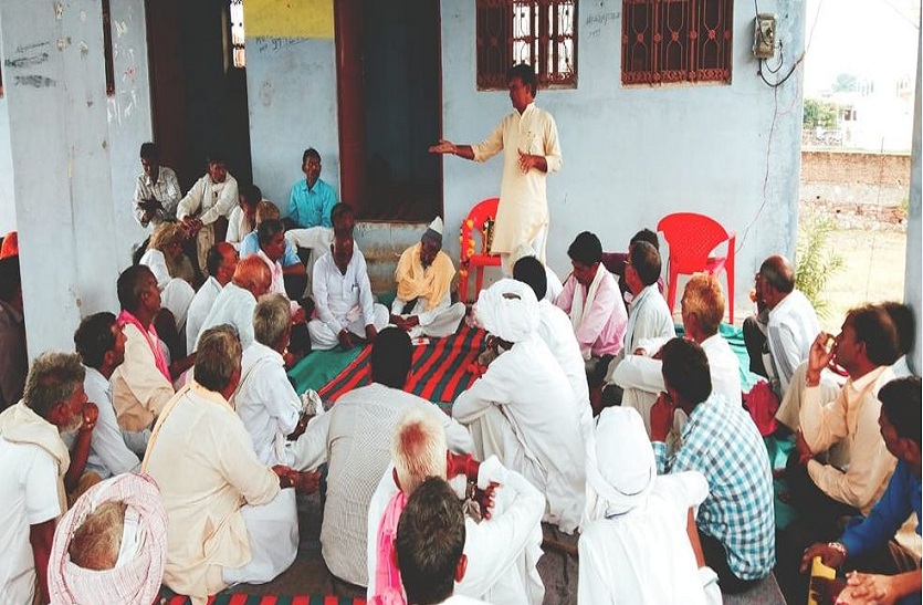 उपस्थित समाज के लोग।