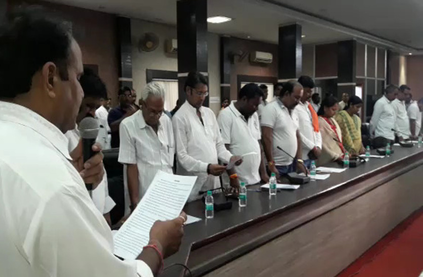 Video Gallery : वाजपेयी को श्रद्धांजलि देने पार्षदों के इंतजार में एक घंटे देरी से शुरू हुई विशेष सम्मेलन की बैठक