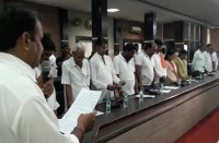 Video Gallery : वाजपेयी को श्रद्धांजलि देने पार्षदों के इंतजार में एक घंटे देरी से शुरू हुई विशेष सम्मेलन की बैठक