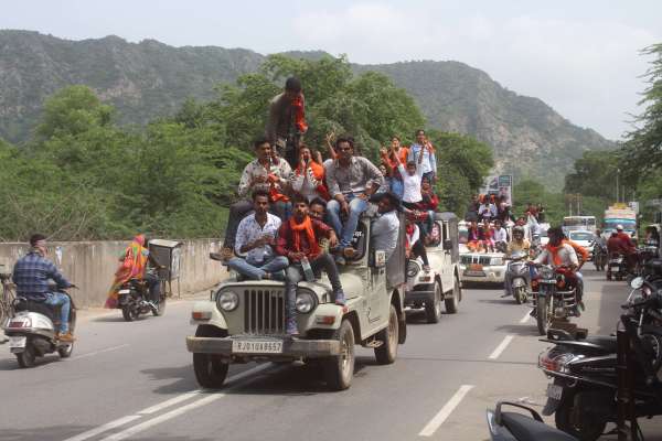 pics of students in luxury cars