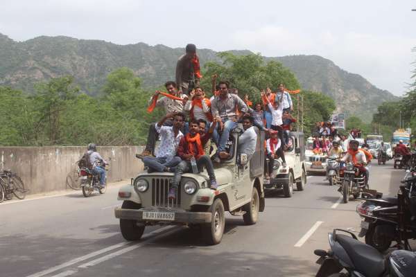 pics of students in luxury cars