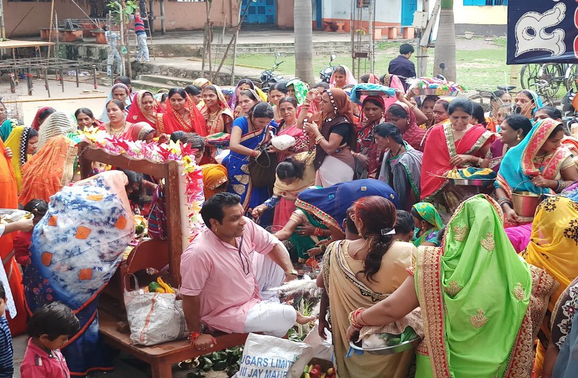 सन्तान की दीर्घायु के लिए माताओं ने हलषष्ठी की पूजा अर्चना की, देखें वीडियो