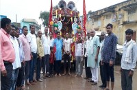 पदयात्रा को रवाना करते अतिथि।