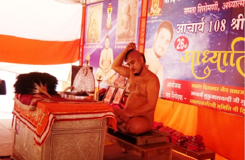 केश लोंच करते सुकुमालनंदी।