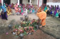 संतानों की रक्षा के लिए भगवान श्रीकृष्ण से मंगलकामना की