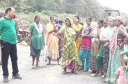 खोदी सड़क तो गिट्टी की जगह निकली मिट्टी भड़के लोग भागे अधिकारी