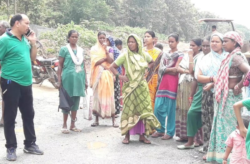 खोदी सड़क तो गिट्टी की जगह निकली मिट्टी भड़के लोग भागे अधिकारी