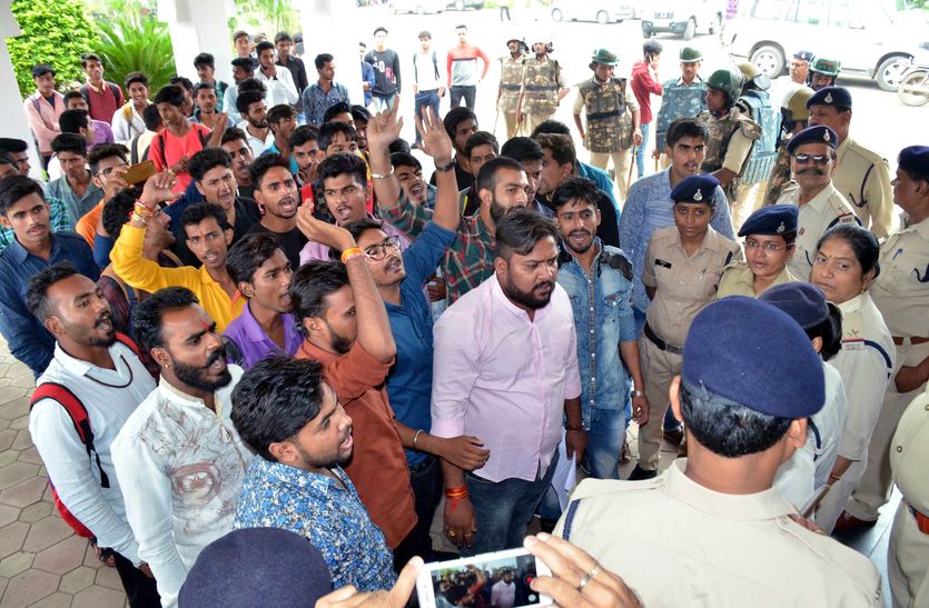कुलपति और विद्यार्थियों के बीच में क्यों आई पुलिस, छावनी बना विवि